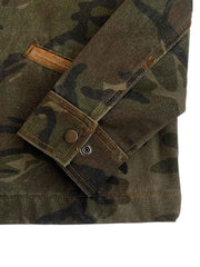 製品画像
「カモフラージュ柄とパッチワークデザインを組み合わせたクラシックなデトロイトジャケット。コットン100%の耐久性と快適性を兼ね備えたキャンバス生地で、ワークウェアスタイルにモダンなエッセンスをプラス。」
詳細画像
「胸ポケットやカモフラージュ柄のパッチワークディテールが施されたコットン100%キャンバス生地のクローズアップ画像。開襟デザインとジッパー仕様が実用性とデザイン性を高めている。」