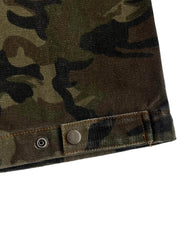 製品画像
「カモフラージュ柄とパッチワークデザインを組み合わせたクラシックなデトロイトジャケット。コットン100%の耐久性と快適性を兼ね備えたキャンバス生地で、ワークウェアスタイルにモダンなエッセンスをプラス。」
詳細画像
「胸ポケットやカモフラージュ柄のパッチワークディテールが施されたコットン100%キャンバス生地のクローズアップ画像。開襟デザインとジッパー仕様が実用性とデザイン性を高めている。」