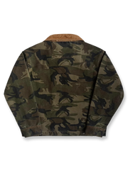製品画像
「カモフラージュ柄とパッチワークデザインを組み合わせたクラシックなデトロイトジャケット。コットン100%の耐久性と快適性を兼ね備えたキャンバス生地で、ワークウェアスタイルにモダンなエッセンスをプラス。」
詳細画像
「胸ポケットやカモフラージュ柄のパッチワークディテールが施されたコットン100%キャンバス生地のクローズアップ画像。開襟デザインとジッパー仕様が実用性とデザイン性を高めている。」