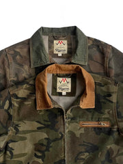 製品画像
「カモフラージュ柄とパッチワークデザインを組み合わせたクラシックなデトロイトジャケット。コットン100%の耐久性と快適性を兼ね備えたキャンバス生地で、ワークウェアスタイルにモダンなエッセンスをプラス。」
詳細画像
「胸ポケットやカモフラージュ柄のパッチワークディテールが施されたコットン100%キャンバス生地のクローズアップ画像。開襟デザインとジッパー仕様が実用性とデザイン性を高めている。」