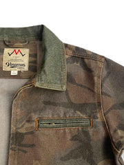 製品画像
「カモフラージュ柄とパッチワークデザインを組み合わせたクラシックなデトロイトジャケット。コットン100%の耐久性と快適性を兼ね備えたキャンバス生地で、ワークウェアスタイルにモダンなエッセンスをプラス。」
詳細画像
「胸ポケットやカモフラージュ柄のパッチワークディテールが施されたコットン100%キャンバス生地のクローズアップ画像。開襟デザインとジッパー仕様が実用性とデザイン性を高めている。」