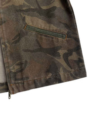 製品画像
「カモフラージュ柄とパッチワークデザインを組み合わせたクラシックなデトロイトジャケット。コットン100%の耐久性と快適性を兼ね備えたキャンバス生地で、ワークウェアスタイルにモダンなエッセンスをプラス。」
詳細画像
「胸ポケットやカモフラージュ柄のパッチワークディテールが施されたコットン100%キャンバス生地のクローズアップ画像。開襟デザインとジッパー仕様が実用性とデザイン性を高めている。」