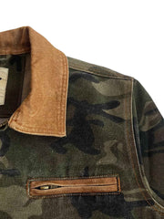 製品画像
「カモフラージュ柄とパッチワークデザインを組み合わせたクラシックなデトロイトジャケット。コットン100%の耐久性と快適性を兼ね備えたキャンバス生地で、ワークウェアスタイルにモダンなエッセンスをプラス。」
詳細画像
「胸ポケットやカモフラージュ柄のパッチワークディテールが施されたコットン100%キャンバス生地のクローズアップ画像。開襟デザインとジッパー仕様が実用性とデザイン性を高めている。」