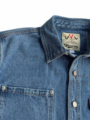 製品画像
「ウォッシュ加工を施したクラシックなワークデニムシャツ全体のイメージ。シンプルなデザインと自然なユーズド感が特徴で、通勤から日常使いまで幅広く活躍。」
詳細画像
「左右対称のフロントダブルポケットとウォッシュ加工されたデニム素材のディテールをクローズアップ。上質なコットン100%生地の柔らかい肌触りが魅力。」