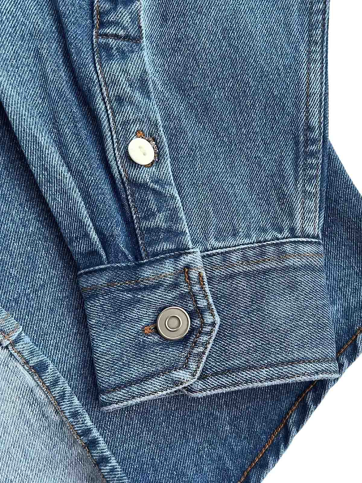 製品画像
「ウォッシュ加工を施したクラシックなワークデニムシャツ全体のイメージ。シンプルなデザインと自然なユーズド感が特徴で、通勤から日常使いまで幅広く活躍。」
詳細画像
「左右対称のフロントダブルポケットとウォッシュ加工されたデニム素材のディテールをクローズアップ。上質なコットン100%生地の柔らかい肌触りが魅力。」