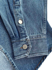 製品画像
「ウォッシュ加工を施したクラシックなワークデニムシャツ全体のイメージ。シンプルなデザインと自然なユーズド感が特徴で、通勤から日常使いまで幅広く活躍。」
詳細画像
「左右対称のフロントダブルポケットとウォッシュ加工されたデニム素材のディテールをクローズアップ。上質なコットン100%生地の柔らかい肌触りが魅力。」