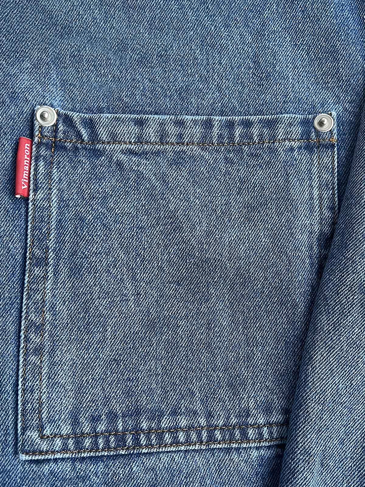 製品画像
「ウォッシュ加工を施したクラシックなワークデニムシャツ全体のイメージ。シンプルなデザインと自然なユーズド感が特徴で、通勤から日常使いまで幅広く活躍。」
詳細画像
「左右対称のフロントダブルポケットとウォッシュ加工されたデニム素材のディテールをクローズアップ。上質なコットン100%生地の柔らかい肌触りが魅力。」