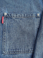 製品画像
「ウォッシュ加工を施したクラシックなワークデニムシャツ全体のイメージ。シンプルなデザインと自然なユーズド感が特徴で、通勤から日常使いまで幅広く活躍。」
詳細画像
「左右対称のフロントダブルポケットとウォッシュ加工されたデニム素材のディテールをクローズアップ。上質なコットン100%生地の柔らかい肌触りが魅力。」