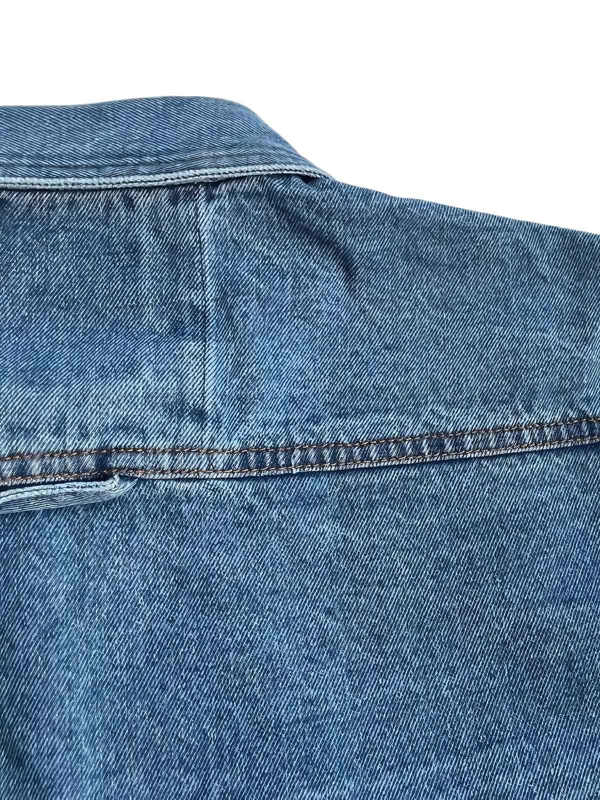 製品画像
「ウォッシュ加工を施したクラシックなワークデニムシャツ全体のイメージ。シンプルなデザインと自然なユーズド感が特徴で、通勤から日常使いまで幅広く活躍。」
詳細画像
「左右対称のフロントダブルポケットとウォッシュ加工されたデニム素材のディテールをクローズアップ。上質なコットン100%生地の柔らかい肌触りが魅力。」