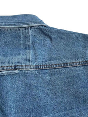 製品画像
「ウォッシュ加工を施したクラシックなワークデニムシャツ全体のイメージ。シンプルなデザインと自然なユーズド感が特徴で、通勤から日常使いまで幅広く活躍。」
詳細画像
「左右対称のフロントダブルポケットとウォッシュ加工されたデニム素材のディテールをクローズアップ。上質なコットン100%生地の柔らかい肌触りが魅力。」
