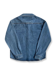 製品画像
「ウォッシュ加工を施したクラシックなワークデニムシャツ全体のイメージ。シンプルなデザインと自然なユーズド感が特徴で、通勤から日常使いまで幅広く活躍。」
詳細画像
「左右対称のフロントダブルポケットとウォッシュ加工されたデニム素材のディテールをクローズアップ。上質なコットン100%生地の柔らかい肌触りが魅力。」