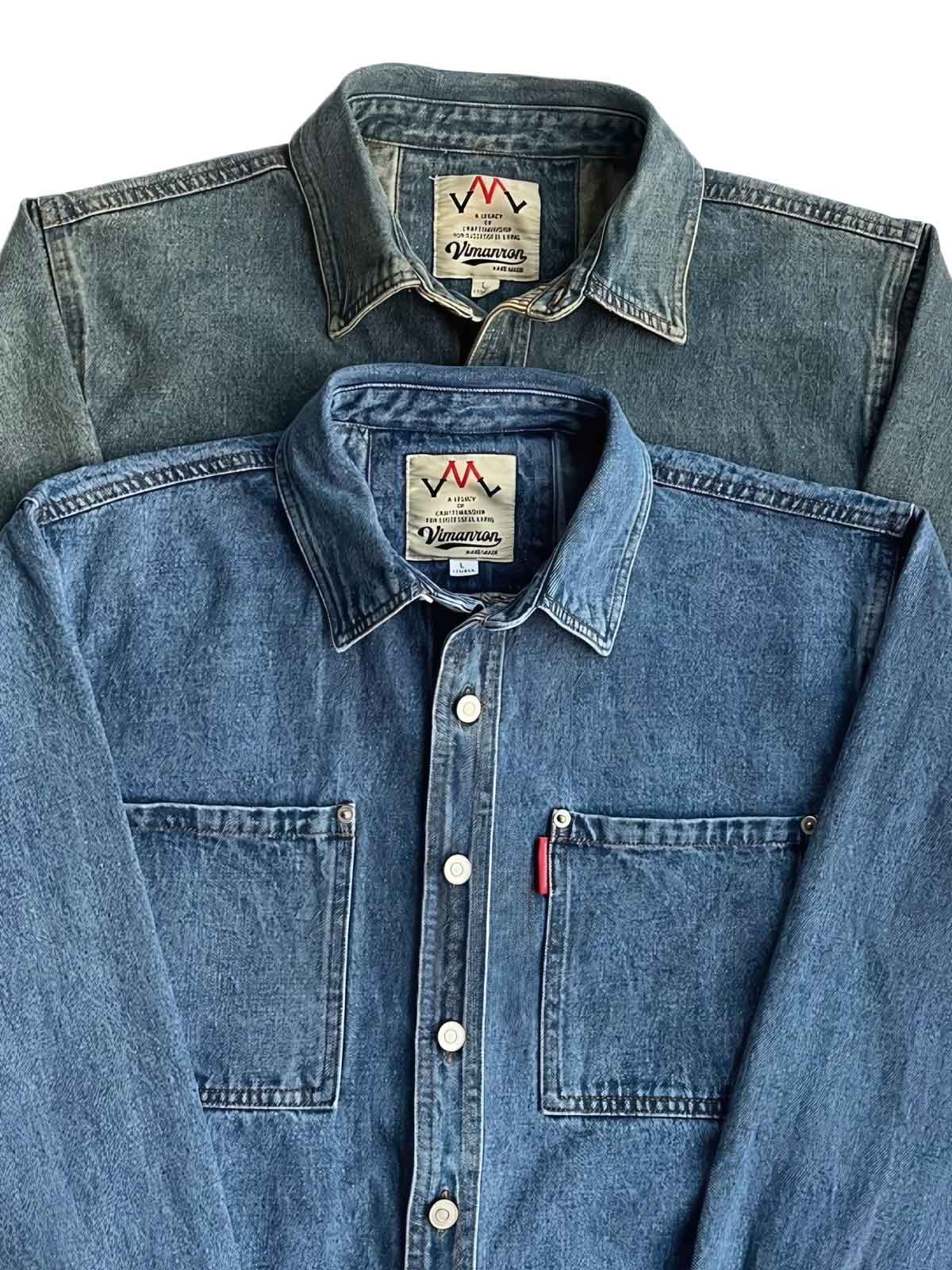 製品画像
「ウォッシュ加工を施したクラシックなワークデニムシャツ全体のイメージ。シンプルなデザインと自然なユーズド感が特徴で、通勤から日常使いまで幅広く活躍。」
詳細画像
「左右対称のフロントダブルポケットとウォッシュ加工されたデニム素材のディテールをクローズアップ。上質なコットン100%生地の柔らかい肌触りが魅力。」