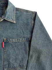 製品画像
「ウォッシュ加工を施したクラシックなワークデニムシャツ全体のイメージ。シンプルなデザインと自然なユーズド感が特徴で、通勤から日常使いまで幅広く活躍。」
詳細画像
「左右対称のフロントダブルポケットとウォッシュ加工されたデニム素材のディテールをクローズアップ。上質なコットン100%生地の柔らかい肌触りが魅力。」