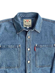 製品画像
「ウォッシュ加工を施したクラシックなワークデニムシャツ全体のイメージ。シンプルなデザインと自然なユーズド感が特徴で、通勤から日常使いまで幅広く活躍。」
詳細画像
「左右対称のフロントダブルポケットとウォッシュ加工されたデニム素材のディテールをクローズアップ。上質なコットン100%生地の柔らかい肌触りが魅力。」