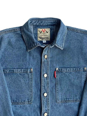 製品画像
「ウォッシュ加工を施したクラシックなワークデニムシャツ全体のイメージ。シンプルなデザインと自然なユーズド感が特徴で、通勤から日常使いまで幅広く活躍。」
詳細画像
「左右対称のフロントダブルポケットとウォッシュ加工されたデニム素材のディテールをクローズアップ。上質なコットン100%生地の柔らかい肌触りが魅力。」