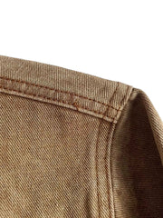 製品画像
「クラシックなデザインとヴィンテージ加工を施したデニムジャケット全体イメージ。自然な色褪せと風合いが特徴で、日常使いから通勤、アウトドアまで幅広く活躍する万能アイテム。」
詳細画像
「左右対称の胸ポケットや襟部分のヴィンテージ加工が施されたディテールのクローズアップ画像。コットン100%の素材感と自然な色褪せが引き立つデザイン。」