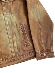 製品画像
「クラシックなデザインとヴィンテージ加工を施したデニムジャケット全体イメージ。自然な色褪せと風合いが特徴で、日常使いから通勤、アウトドアまで幅広く活躍する万能アイテム。」
詳細画像
「左右対称の胸ポケットや襟部分のヴィンテージ加工が施されたディテールのクローズアップ画像。コットン100%の素材感と自然な色褪せが引き立つデザイン。」