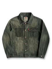 製品画像
「クラシックなデザインとヴィンテージ加工を施したデニムジャケット全体イメージ。自然な色褪せと風合いが特徴で、日常使いから通勤、アウトドアまで幅広く活躍する万能アイテム。」
詳細画像
「左右対称の胸ポケットや襟部分のヴィンテージ加工が施されたディテールのクローズアップ画像。コットン100%の素材感と自然な色褪せが引き立つデザイン。」