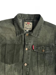 製品画像
「クラシックなデザインとヴィンテージ加工を施したデニムジャケット全体イメージ。自然な色褪せと風合いが特徴で、日常使いから通勤、アウトドアまで幅広く活躍する万能アイテム。」
詳細画像
「左右対称の胸ポケットや襟部分のヴィンテージ加工が施されたディテールのクローズアップ画像。コットン100%の素材感と自然な色褪せが引き立つデザイン。」