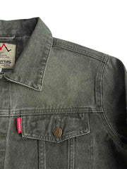 製品画像
「クラシックなデザインとヴィンテージ加工を施したデニムジャケット全体イメージ。自然な色褪せと風合いが特徴で、日常使いから通勤、アウトドアまで幅広く活躍する万能アイテム。」
詳細画像
「左右対称の胸ポケットや襟部分のヴィンテージ加工が施されたディテールのクローズアップ画像。コットン100%の素材感と自然な色褪せが引き立つデザイン。」
