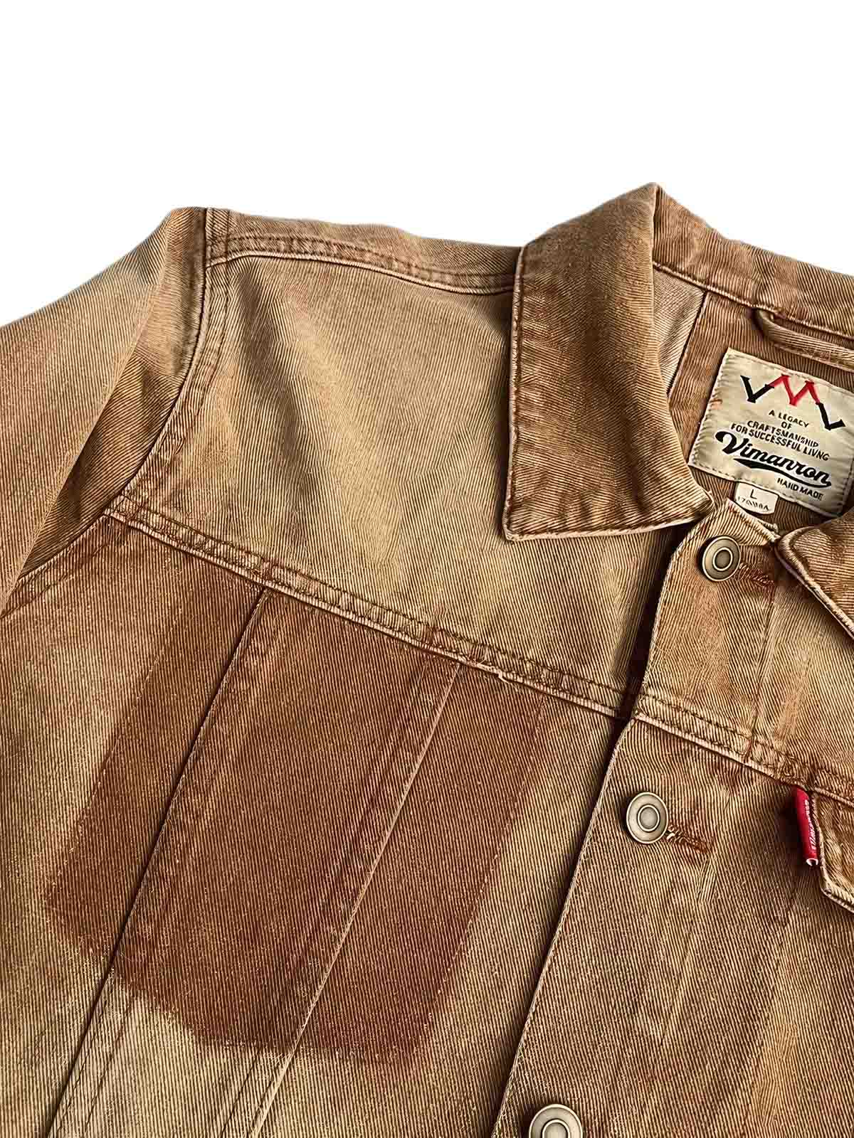 製品画像
「クラシックなデザインとヴィンテージ加工を施したデニムジャケット全体イメージ。自然な色褪せと風合いが特徴で、日常使いから通勤、アウトドアまで幅広く活躍する万能アイテム。」
詳細画像
「左右対称の胸ポケットや襟部分のヴィンテージ加工が施されたディテールのクローズアップ画像。コットン100%の素材感と自然な色褪せが引き立つデザイン。」