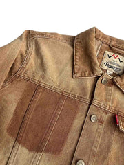 製品画像
「クラシックなデザインとヴィンテージ加工を施したデニムジャケット全体イメージ。自然な色褪せと風合いが特徴で、日常使いから通勤、アウトドアまで幅広く活躍する万能アイテム。」
詳細画像
「左右対称の胸ポケットや襟部分のヴィンテージ加工が施されたディテールのクローズアップ画像。コットン100%の素材感と自然な色褪せが引き立つデザイン。」