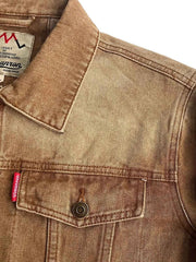 製品画像
「クラシックなデザインとヴィンテージ加工を施したデニムジャケット全体イメージ。自然な色褪せと風合いが特徴で、日常使いから通勤、アウトドアまで幅広く活躍する万能アイテム。」
詳細画像
「左右対称の胸ポケットや襟部分のヴィンテージ加工が施されたディテールのクローズアップ画像。コットン100%の素材感と自然な色褪せが引き立つデザイン。」