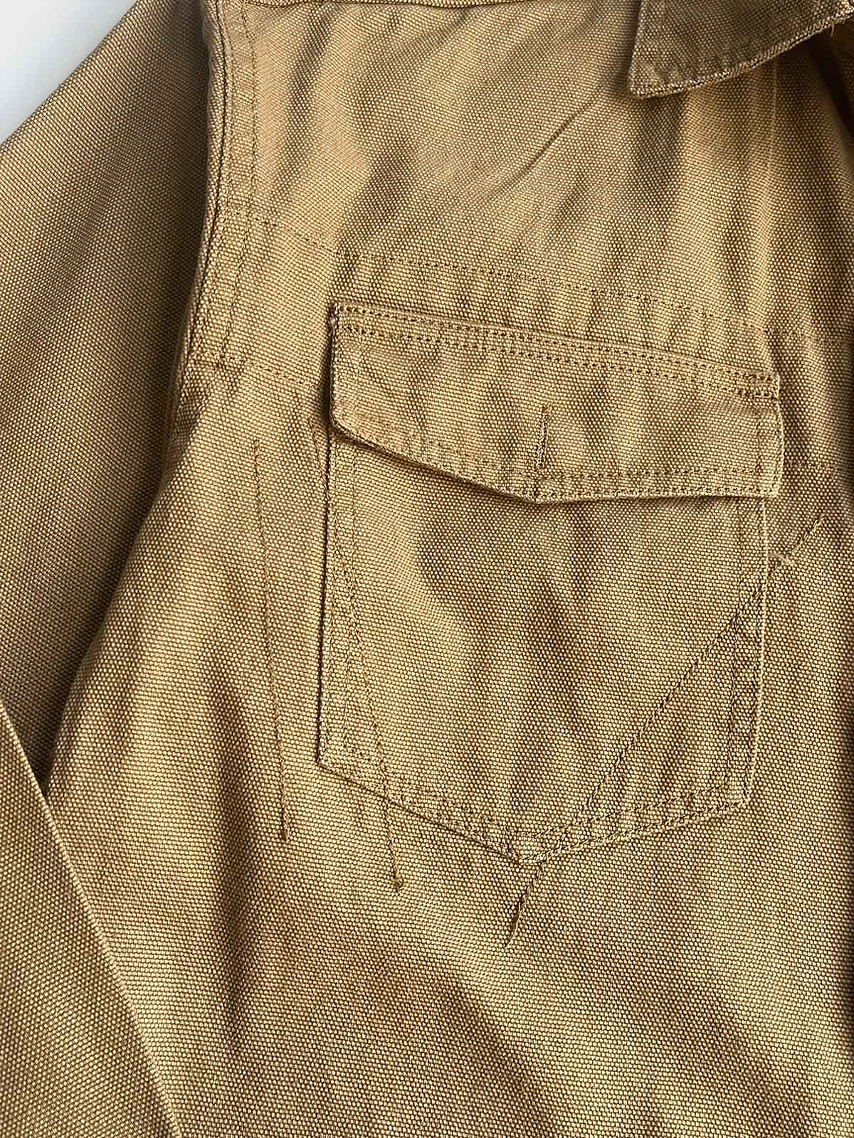 製品画像
「耐久性の高い厚手のキャンバス素材とウォッシュ加工が特徴のワークシャツ全体イメージ。クラシックなダブル胸ポケットとヴィンテージ感あふれるデザインが魅力。」
詳細画像
「左右対称のダブル胸ポケットとウォッシュ加工が施されたキャンバス生地のディテールクローズアップ。ラウンドヘムデザインで立体感を演出。」