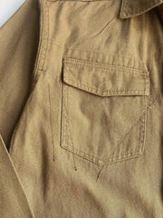 製品画像
「耐久性の高い厚手のキャンバス素材とウォッシュ加工が特徴のワークシャツ全体イメージ。クラシックなダブル胸ポケットとヴィンテージ感あふれるデザインが魅力。」
詳細画像
「左右対称のダブル胸ポケットとウォッシュ加工が施されたキャンバス生地のディテールクローズアップ。ラウンドヘムデザインで立体感を演出。」