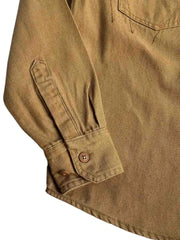 製品画像
「耐久性の高い厚手のキャンバス素材とウォッシュ加工が特徴のワークシャツ全体イメージ。クラシックなダブル胸ポケットとヴィンテージ感あふれるデザインが魅力。」
詳細画像
「左右対称のダブル胸ポケットとウォッシュ加工が施されたキャンバス生地のディテールクローズアップ。ラウンドヘムデザインで立体感を演出。」