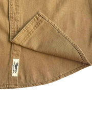 製品画像
「耐久性の高い厚手のキャンバス素材とウォッシュ加工が特徴のワークシャツ全体イメージ。クラシックなダブル胸ポケットとヴィンテージ感あふれるデザインが魅力。」
詳細画像
「左右対称のダブル胸ポケットとウォッシュ加工が施されたキャンバス生地のディテールクローズアップ。ラウンドヘムデザインで立体感を演出。」