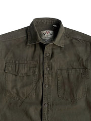 製品画像
「耐久性の高い厚手のキャンバス素材とウォッシュ加工が特徴のワークシャツ全体イメージ。クラシックなダブル胸ポケットとヴィンテージ感あふれるデザインが魅力。」
詳細画像
「左右対称のダブル胸ポケットとウォッシュ加工が施されたキャンバス生地のディテールクローズアップ。ラウンドヘムデザインで立体感を演出。」