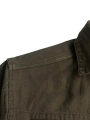 製品画像
「耐久性の高い厚手のキャンバス素材とウォッシュ加工が特徴のワークシャツ全体イメージ。クラシックなダブル胸ポケットとヴィンテージ感あふれるデザインが魅力。」
詳細画像
「左右対称のダブル胸ポケットとウォッシュ加工が施されたキャンバス生地のディテールクローズアップ。ラウンドヘムデザインで立体感を演出。」