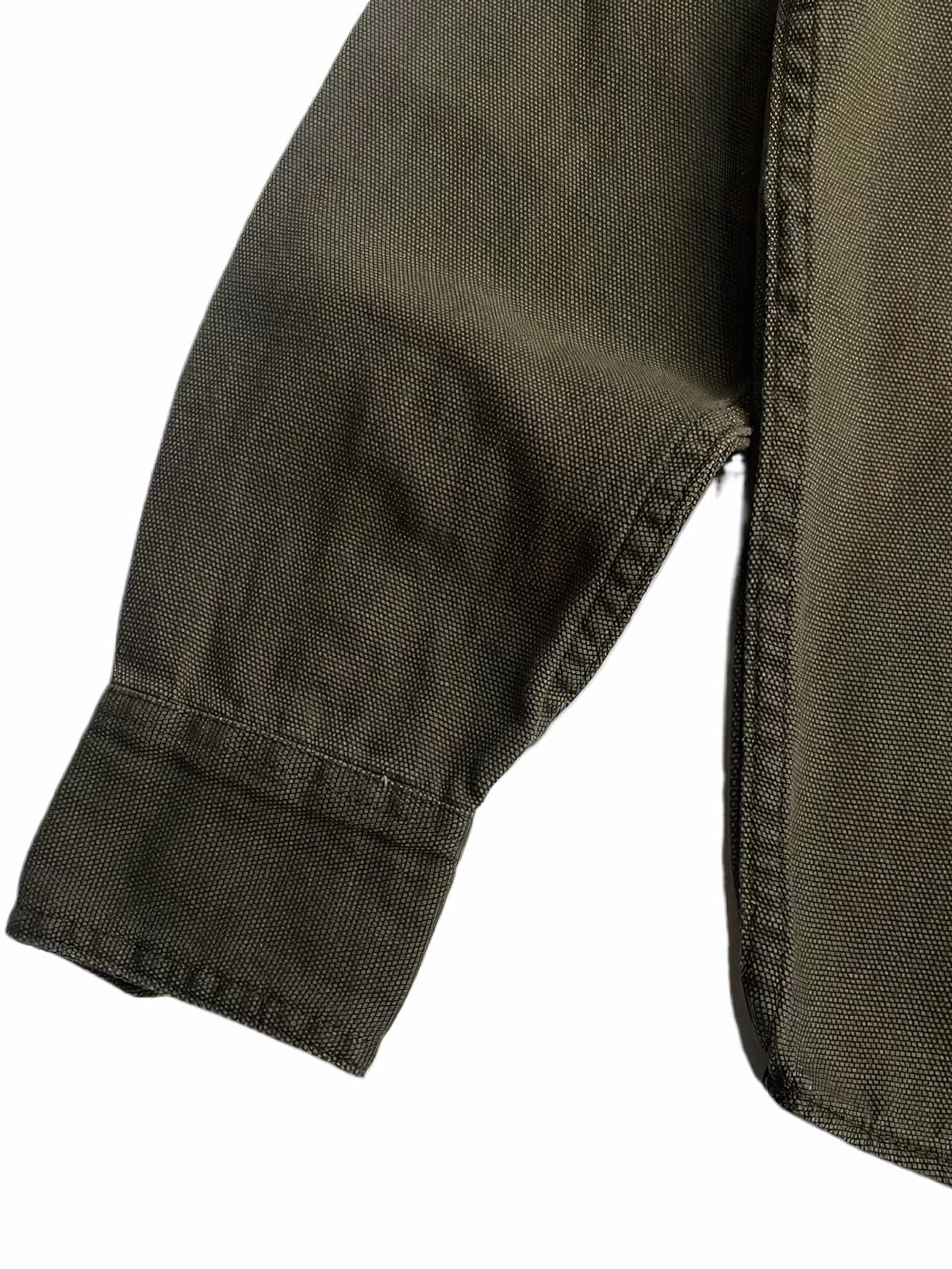 製品画像
「耐久性の高い厚手のキャンバス素材とウォッシュ加工が特徴のワークシャツ全体イメージ。クラシックなダブル胸ポケットとヴィンテージ感あふれるデザインが魅力。」
詳細画像
「左右対称のダブル胸ポケットとウォッシュ加工が施されたキャンバス生地のディテールクローズアップ。ラウンドヘムデザインで立体感を演出。」