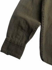 製品画像
「耐久性の高い厚手のキャンバス素材とウォッシュ加工が特徴のワークシャツ全体イメージ。クラシックなダブル胸ポケットとヴィンテージ感あふれるデザインが魅力。」
詳細画像
「左右対称のダブル胸ポケットとウォッシュ加工が施されたキャンバス生地のディテールクローズアップ。ラウンドヘムデザインで立体感を演出。」
