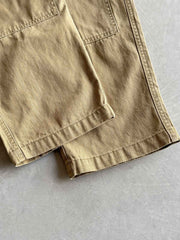 製品画像
「ヘビーウォッシュ加工が施されたヘリンボーン柄コットン素材のアメカジワークパンツ全体イメージ。自然な色褪せやダメージ感、パッチワークディテールが特徴。」
詳細画像
「ヘリンボーン柄コットン素材とヘビーウォッシュ加工によるダメージデザイン、パッチワークディテールをクローズアップ。YKK純銅ジッパーが耐久性を高める。」