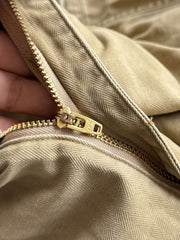 製品画像
「ヘビーウォッシュ加工が施されたヘリンボーン柄コットン素材のアメカジワークパンツ全体イメージ。自然な色褪せやダメージ感、パッチワークディテールが特徴。」
詳細画像
「ヘリンボーン柄コットン素材とヘビーウォッシュ加工によるダメージデザイン、パッチワークディテールをクローズアップ。YKK純銅ジッパーが耐久性を高める。」