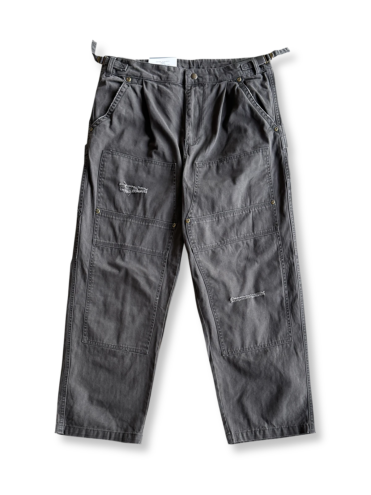 製品画像
「ヘビーウォッシュ加工が施されたヘリンボーン柄コットン素材のアメカジワークパンツ全体イメージ。自然な色褪せやダメージ感、パッチワークディテールが特徴。」
詳細画像
「ヘリンボーン柄コットン素材とヘビーウォッシュ加工によるダメージデザイン、パッチワークディテールをクローズアップ。YKK純銅ジッパーが耐久性を高める。」