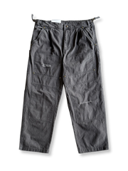 製品画像
「ヘビーウォッシュ加工が施されたヘリンボーン柄コットン素材のアメカジワークパンツ全体イメージ。自然な色褪せやダメージ感、パッチワークディテールが特徴。」
詳細画像
「ヘリンボーン柄コットン素材とヘビーウォッシュ加工によるダメージデザイン、パッチワークディテールをクローズアップ。YKK純銅ジッパーが耐久性を高める。」