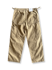 製品画像
「ヘビーウォッシュ加工が施されたヘリンボーン柄コットン素材のアメカジワークパンツ全体イメージ。自然な色褪せやダメージ感、パッチワークディテールが特徴。」
詳細画像
「ヘリンボーン柄コットン素材とヘビーウォッシュ加工によるダメージデザイン、パッチワークディテールをクローズアップ。YKK純銅ジッパーが耐久性を高める。」