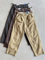 製品画像
「ヘビーウォッシュ加工が施されたヘリンボーン柄コットン素材のアメカジワークパンツ全体イメージ。自然な色褪せやダメージ感、パッチワークディテールが特徴。」
詳細画像
「ヘリンボーン柄コットン素材とヘビーウォッシュ加工によるダメージデザイン、パッチワークディテールをクローズアップ。YKK純銅ジッパーが耐久性を高める。」