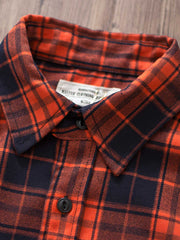 製品画像
「ヴィンテージ加工を施したチェック柄厚手シャツ全体のイメージ。クラシックなアメカジデザインと300gのTR混紡生地が特徴で、5色展開の豊富な選択肢を提供。」
詳細画像
「ツーポケットディテールとヴィンテージ加工チェック柄が施されたTR混紡生地のクローズアップ。滑らかな触感とフランネルのような暖かさを備えた300gの厚手素材。」