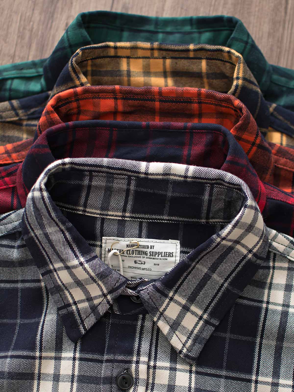 製品画像
「ヴィンテージ加工を施したチェック柄厚手シャツ全体のイメージ。クラシックなアメカジデザインと300gのTR混紡生地が特徴で、5色展開の豊富な選択肢を提供。」
詳細画像
「ツーポケットディテールとヴィンテージ加工チェック柄が施されたTR混紡生地のクローズアップ。滑らかな触感とフランネルのような暖かさを備えた300gの厚手素材。」