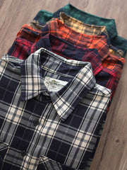 製品画像
「ヴィンテージ加工を施したチェック柄厚手シャツ全体のイメージ。クラシックなアメカジデザインと300gのTR混紡生地が特徴で、5色展開の豊富な選択肢を提供。」
詳細画像
「ツーポケットディテールとヴィンテージ加工チェック柄が施されたTR混紡生地のクローズアップ。滑らかな触感とフランネルのような暖かさを備えた300gの厚手素材。」