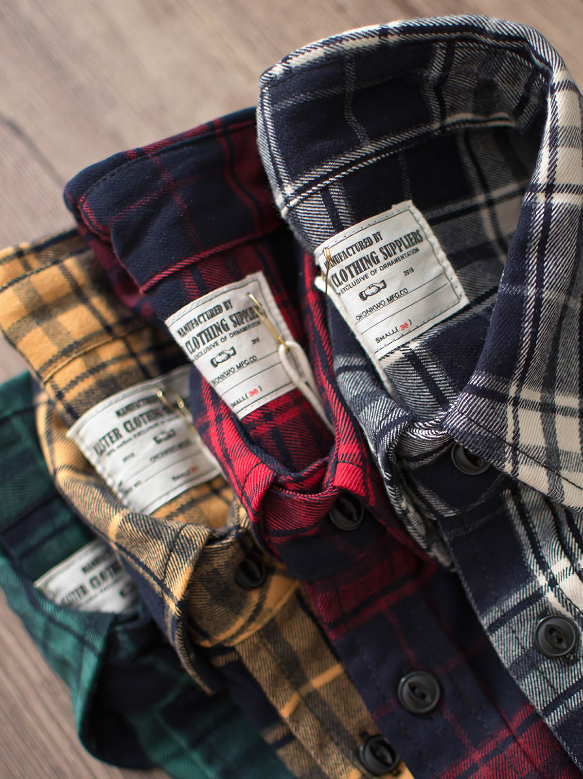 製品画像
「ヴィンテージ加工を施したチェック柄厚手シャツ全体のイメージ。クラシックなアメカジデザインと300gのTR混紡生地が特徴で、5色展開の豊富な選択肢を提供。」
詳細画像
「ツーポケットディテールとヴィンテージ加工チェック柄が施されたTR混紡生地のクローズアップ。滑らかな触感とフランネルのような暖かさを備えた300gの厚手素材。」