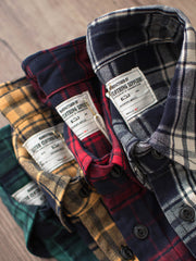 製品画像
「ヴィンテージ加工を施したチェック柄厚手シャツ全体のイメージ。クラシックなアメカジデザインと300gのTR混紡生地が特徴で、5色展開の豊富な選択肢を提供。」
詳細画像
「ツーポケットディテールとヴィンテージ加工チェック柄が施されたTR混紡生地のクローズアップ。滑らかな触感とフランネルのような暖かさを備えた300gの厚手素材。」