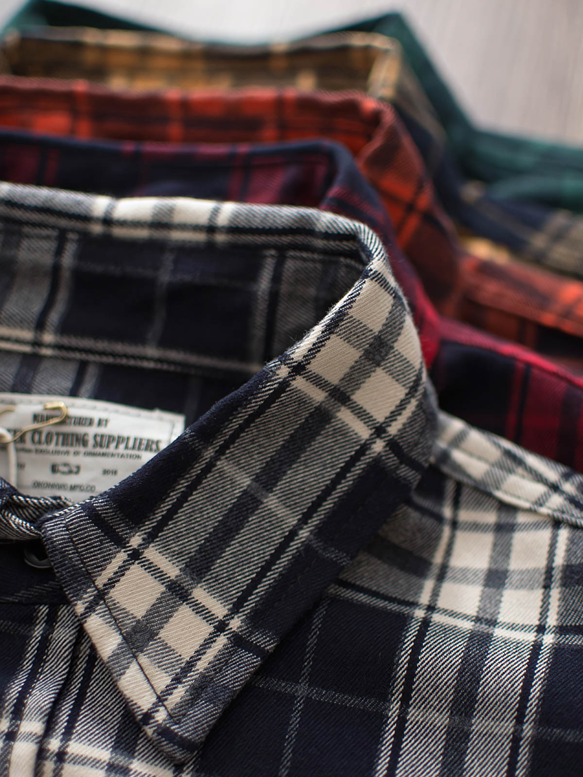 製品画像
「ヴィンテージ加工を施したチェック柄厚手シャツ全体のイメージ。クラシックなアメカジデザインと300gのTR混紡生地が特徴で、5色展開の豊富な選択肢を提供。」
詳細画像
「ツーポケットディテールとヴィンテージ加工チェック柄が施されたTR混紡生地のクローズアップ。滑らかな触感とフランネルのような暖かさを備えた300gの厚手素材。」