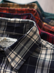 製品画像
「ヴィンテージ加工を施したチェック柄厚手シャツ全体のイメージ。クラシックなアメカジデザインと300gのTR混紡生地が特徴で、5色展開の豊富な選択肢を提供。」
詳細画像
「ツーポケットディテールとヴィンテージ加工チェック柄が施されたTR混紡生地のクローズアップ。滑らかな触感とフランネルのような暖かさを備えた300gの厚手素材。」