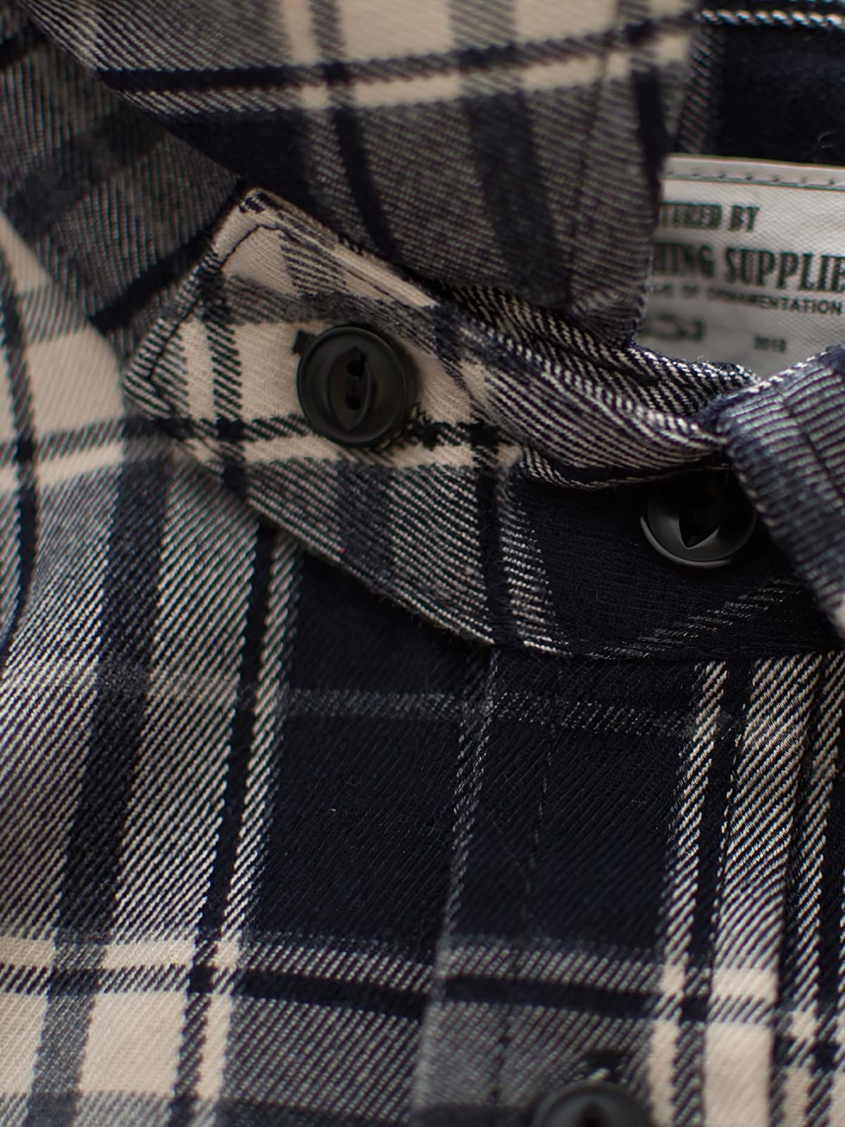 製品画像
「ヴィンテージ加工を施したチェック柄厚手シャツ全体のイメージ。クラシックなアメカジデザインと300gのTR混紡生地が特徴で、5色展開の豊富な選択肢を提供。」
詳細画像
「ツーポケットディテールとヴィンテージ加工チェック柄が施されたTR混紡生地のクローズアップ。滑らかな触感とフランネルのような暖かさを備えた300gの厚手素材。」