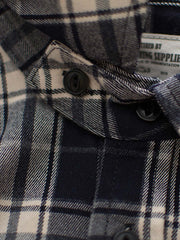 製品画像
「ヴィンテージ加工を施したチェック柄厚手シャツ全体のイメージ。クラシックなアメカジデザインと300gのTR混紡生地が特徴で、5色展開の豊富な選択肢を提供。」
詳細画像
「ツーポケットディテールとヴィンテージ加工チェック柄が施されたTR混紡生地のクローズアップ。滑らかな触感とフランネルのような暖かさを備えた300gの厚手素材。」